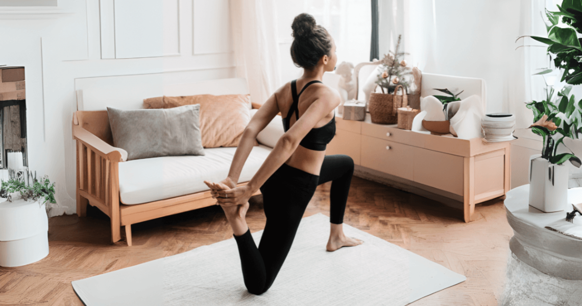 Mulher praticando exercícios simples para alongar o corpo e evitar dores logo após acordar