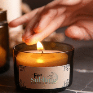 Mão feminina acendendo vela artesanal Toque Sublime, representando como escolher vela aromática para criar um ambiente acolhedor.